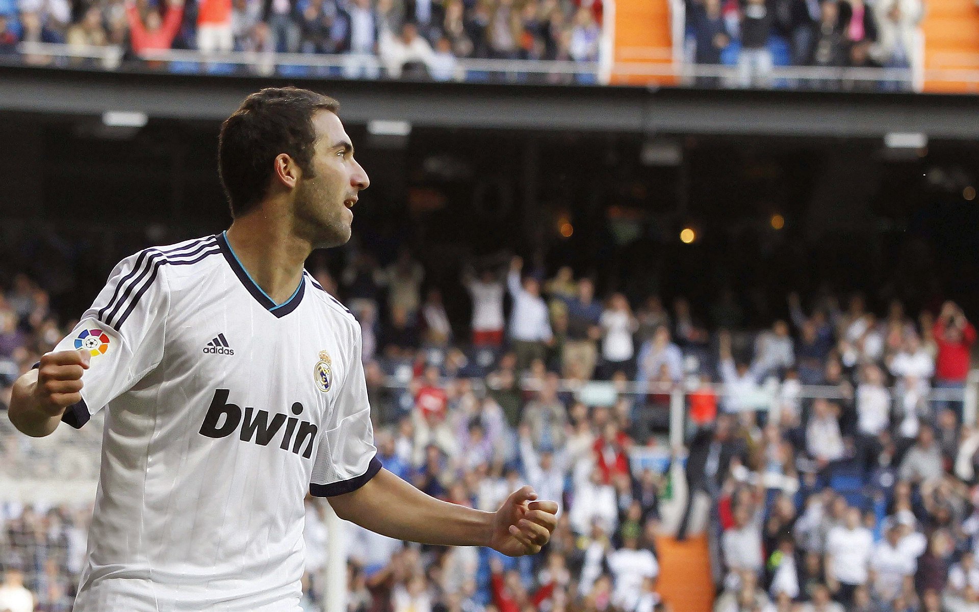 《布克表现出色，带领球队拼搏至最后一刻》，布克入场